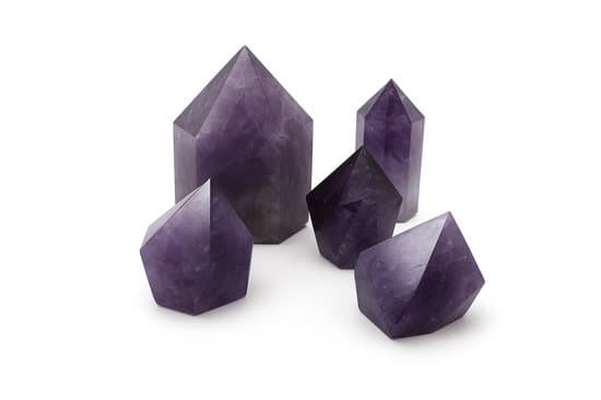 Vijf amethyst punten in verschillende vormen en maten, met diepe paarse kleuren.
